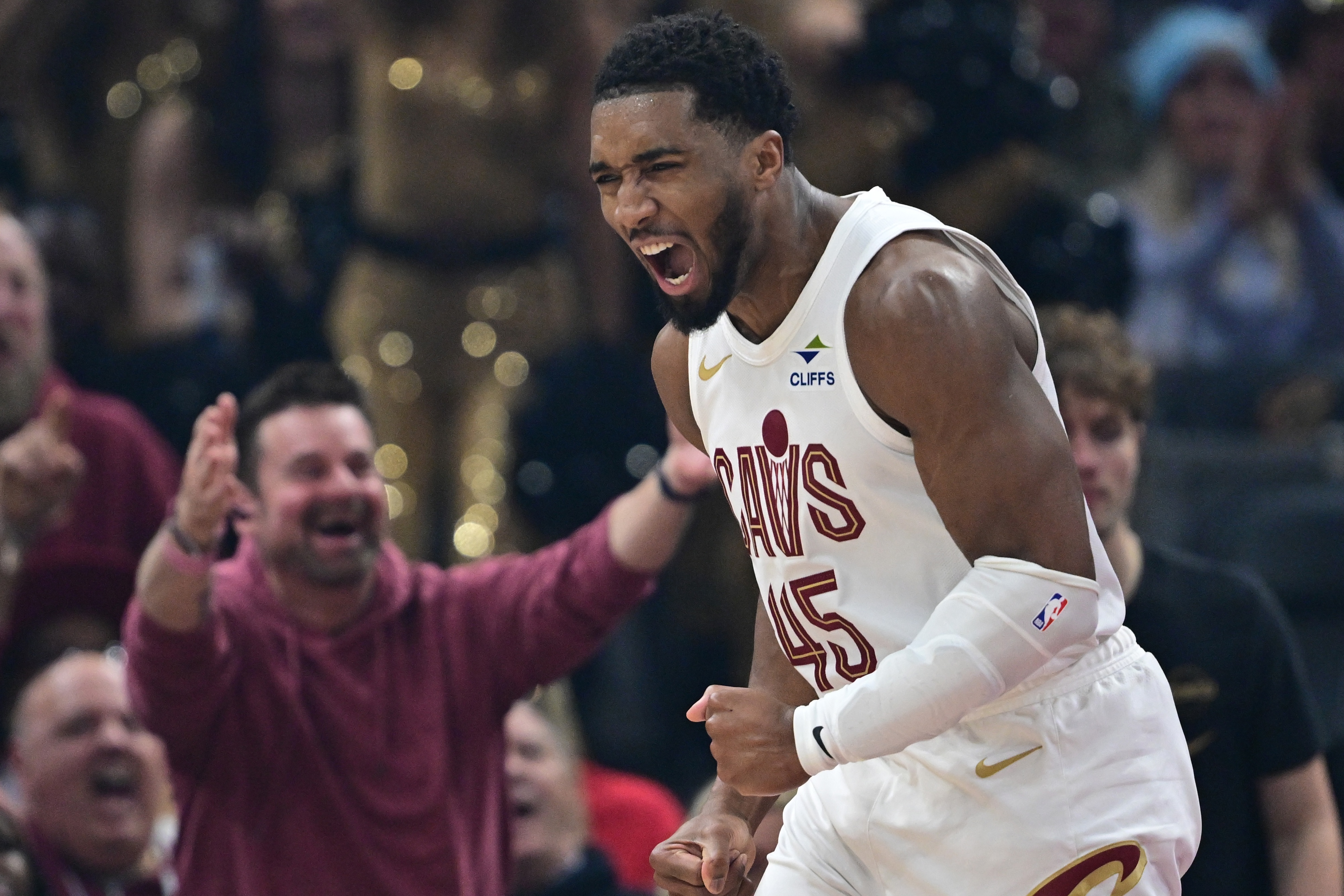 足球篮球数据库-米球王！米切尔25中11砍32分5板8助1抢断 关键时刻5分1助带走胜利